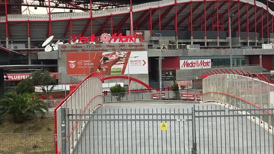 Portões fechados: o estádio da Luz manteve a cara e as cores do Benfica para a reta final da Champions, sem o envelopamento comercial tradicional dos eventos Uefa - Julio Gomes/UOL