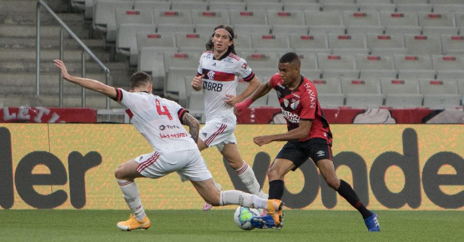 Leo Pereira tenta impedir o avanço de Erick, durante a partida entre Flamengo e Athletico