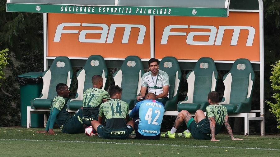  O técnico Abel Ferreira conversa com os jogadores durante treinamento, na Academia de Futebol. - Cesar Greco/ Palmeiras