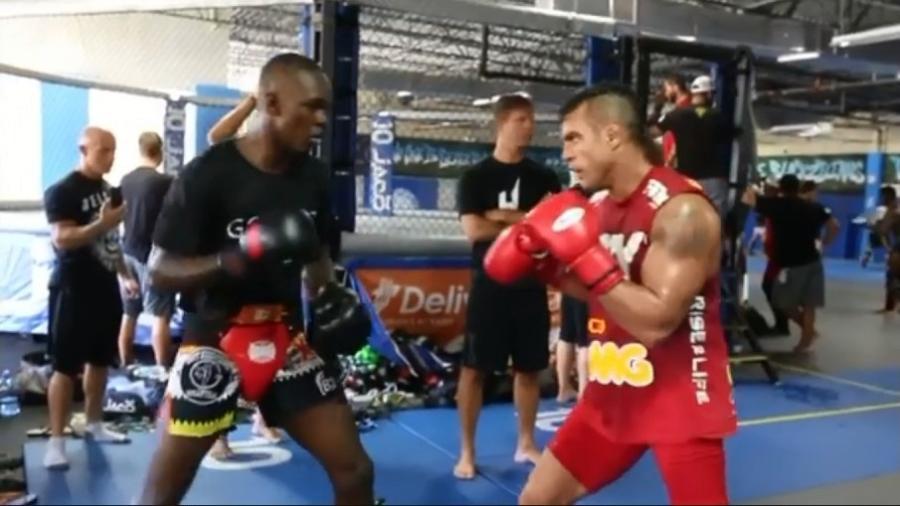 Vitor Belfort (à direita) postou vídeo de treino com o nigeriano Israel Adesannya - Reprodução/Instgram