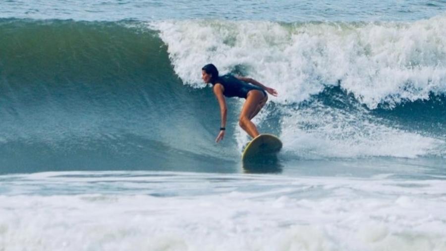 Apresentadora de 43 anos publicou texto motivacional falando sobre sua superação para aprender a surfar - Reprodução/Instagram