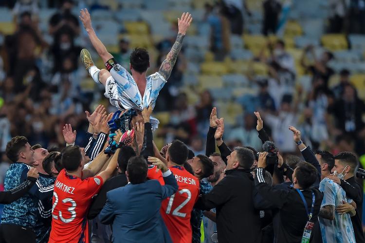 Messi é jogado ao alto pelos colegas de Argentina ao conquistar, enfim, seu 1° título pela seleção ao ser campeão da Copa América - Thiago Ribeiro/Thiago Ribeiro/AGIF - Thiago Ribeiro/Thiago Ribeiro/AGIF