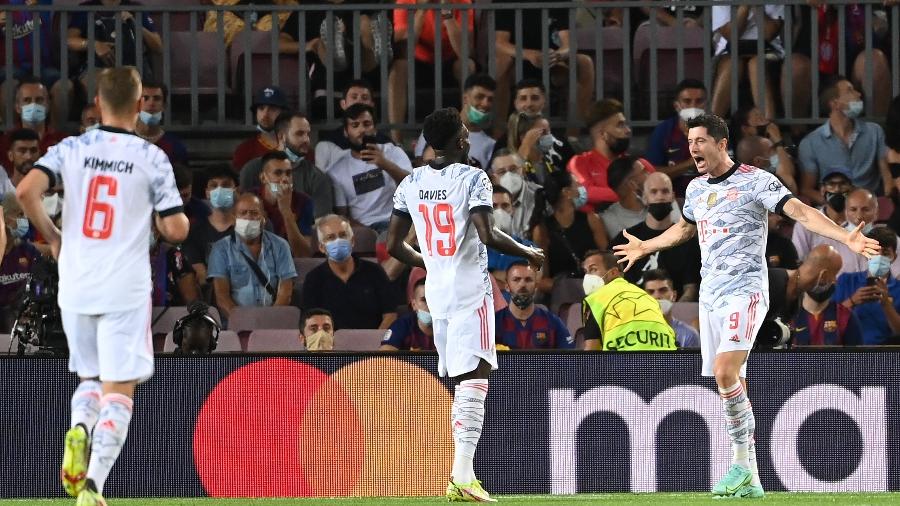 Lewandowski comemora gol do Bayern de Munique contra o Barcelona, pela Liga dos Campeões - dpa/picture alliance via Getty I