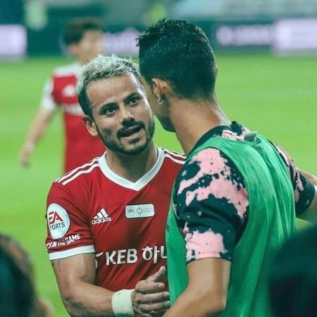Cesinha, brasileiro que atua na Coreia do Sul, cumprimenta Cristiano Ronaldo em amistoso - Arquivo pessoal/Cesinha - Arquivo pessoal/Cesinha