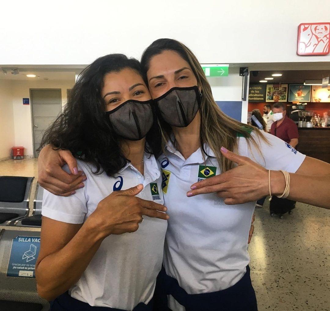 Ana Carolina e Carol Gattaz se abraçam após Sul-Americano de vôlei