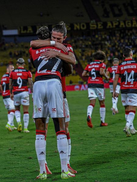 Filipe Luís abraça Bruno Henrique ao comemorar o gol do camisa 27 - Marcelo Cortes/CRF