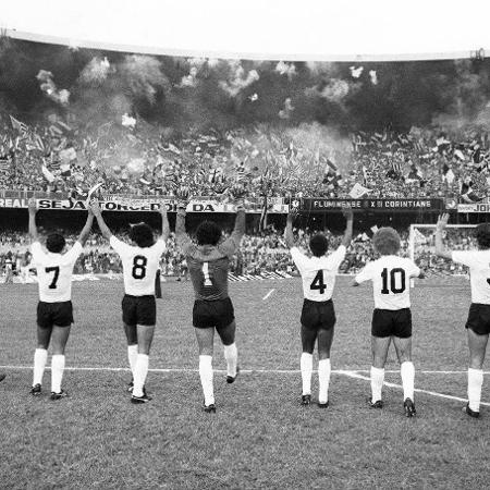 Time do Corinthians acena para torcedores no Maracanã na semifinal do Brasileiro de 1976 contra o Fluminense