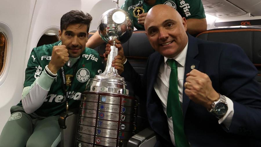 Abel Ferreira e Maurício Galiotte com a taça do Palmeiras de campeão da Libertadores 2021 - Cesar Greco/Palmeiras