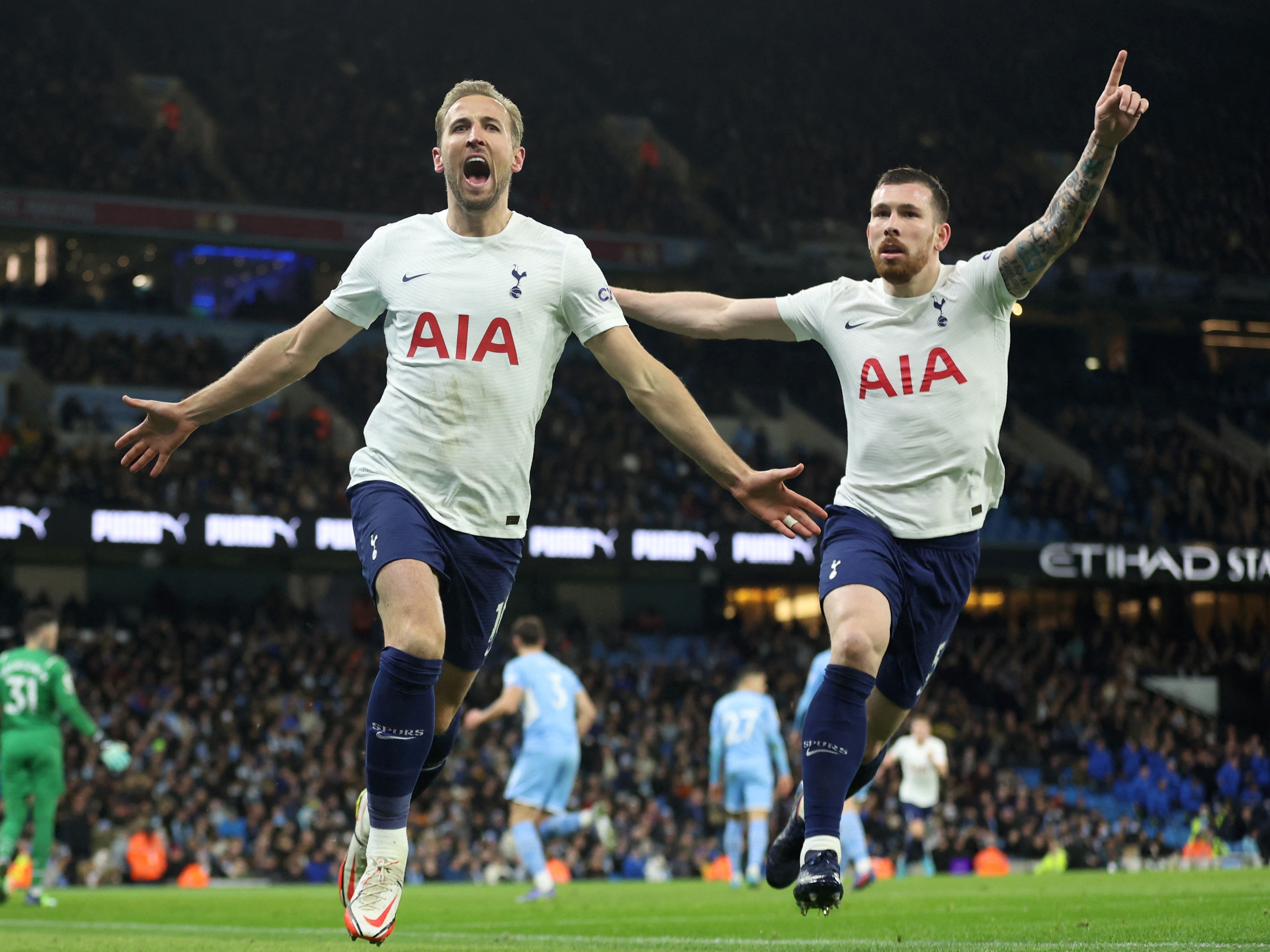 Os jogadores do City cercaram o árbitro no jogo contra o Tottenham