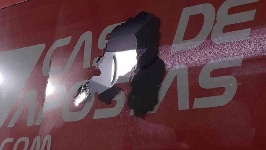 Explosão no ônibus do clube deixou atletas feridos, entre eles o goleiro, que precisou passar por cirurgia no olho - Reprodução web: // Twitter Bahia