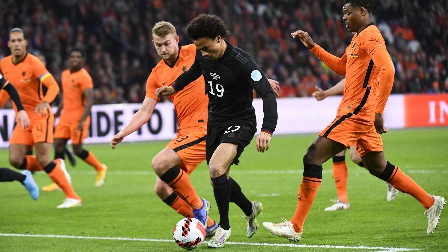 Sané tenta escapar da marcação de De Ligt e Dumfries na partida entre Holanda e Alemanha - Piroschka Van De Wouw/Reuters