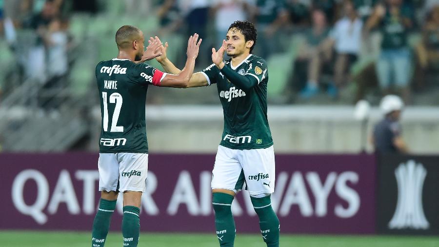 Raphael Veiga e Mayke comemoram gol do Palmeiras sobre o I. Petrolero, pela Libertadores - Staff Images / CONMEBOL