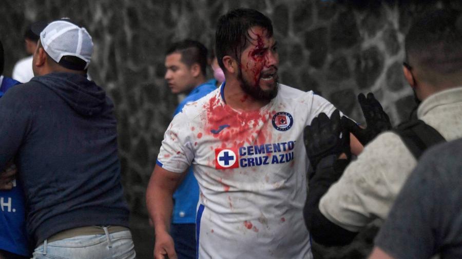 Torcedores do Cruz Azul brigaram no fim do confronto contra o San Luis pelo Campeonato Mexicano Clausura 2022, no Estádio Azteca, na cidade do méxico. 24/04/2022 - PEDRO PARDO / AFP