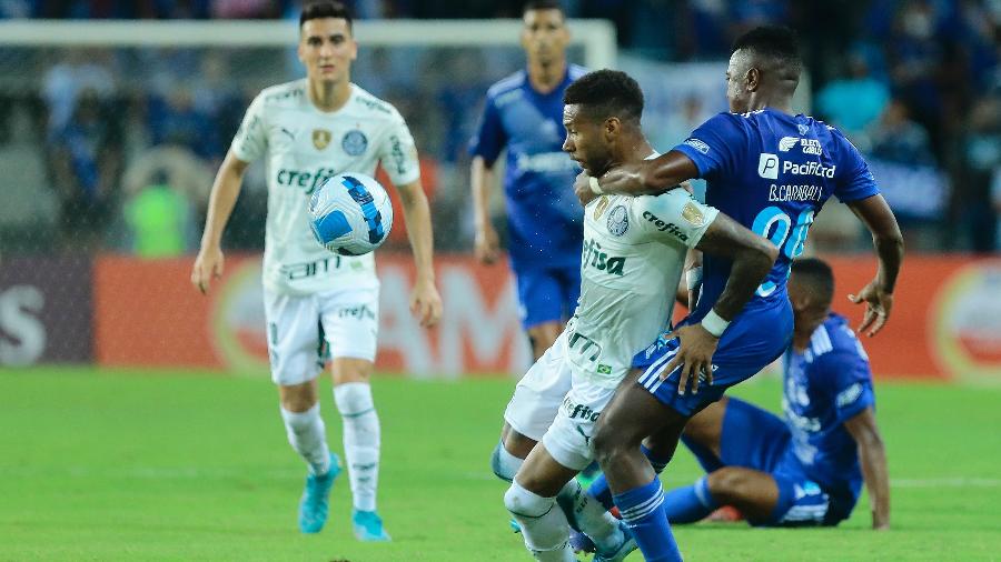 Wesley, do Palmeiras, disputa bola com Bryan Carabali, do Emelec, pela Copa Libertadores - Franklin Jacome/Getty Images