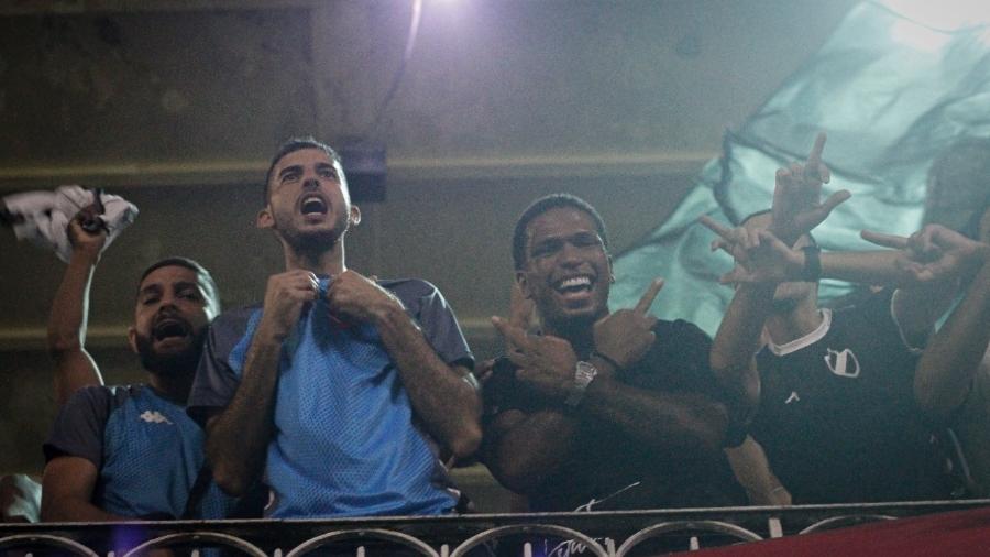 Juninho, de preto e ao lado de torcedor de azul, faz símbolo de organizada durante jogo do Vasco em São Januário - Reprodução / Twitter