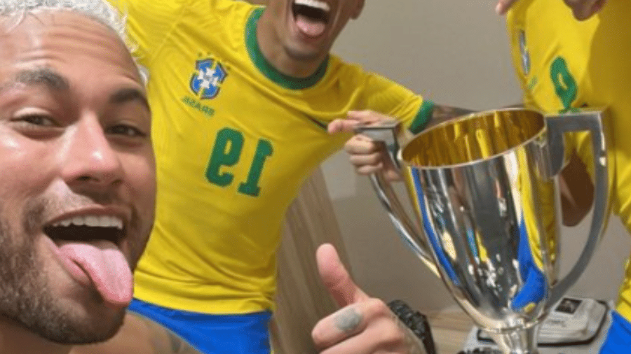 Neymar provoca Argentina ao postar foto com taça após amistoso contra Japão - Reprodução/Instagram