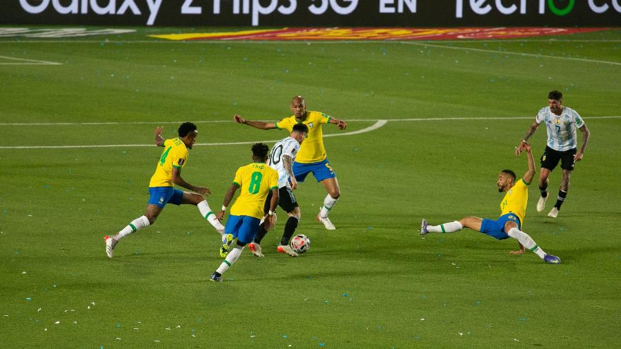 Jogadores do Brasil marcam Lionel Messi, da Argentina, durante partida pelas Eliminatórias Sul-Americanas - Florencia Tan/Getty