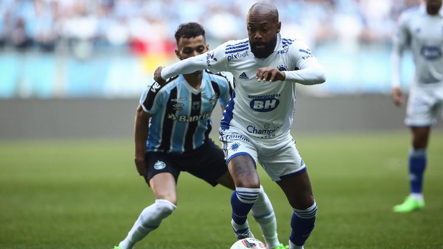 Bitello e Chay disputam a bola em Grêmio x Cruzeiro, jogo da Série B - Pedro H. Tesch/AGIF