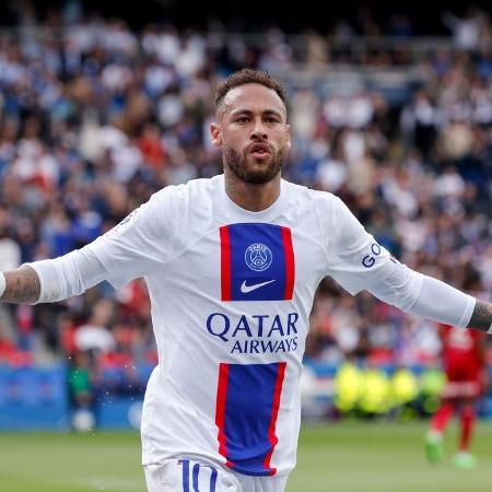 Neymar comemora seu gol na vitória do PSG por 1 a 0 sobre o Brest, pelo Campeonato Francês - Catherine Steenkeste/Getty