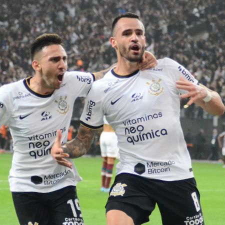 Mosquito e Renato Augusto comemoram gol do Corinthians sobre o Fluminense na Copa do Brasil - SAULO DIAS/PHOTOPRESS/ESTADÃO CONTEÚDO