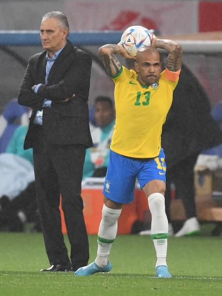 Daniel Alves foi capitão da seleção brasileira no amistoso contra o Japão, em junho; Vovô Olímpico não merece ir ao Qatar - Masashi Hara/Getty Images