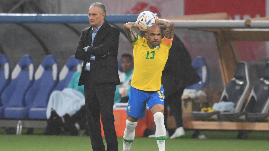 Daniel Alves foi capitão da seleção brasileira no amistoso contra o Japão, em junho - Masashi Hara/Getty Images