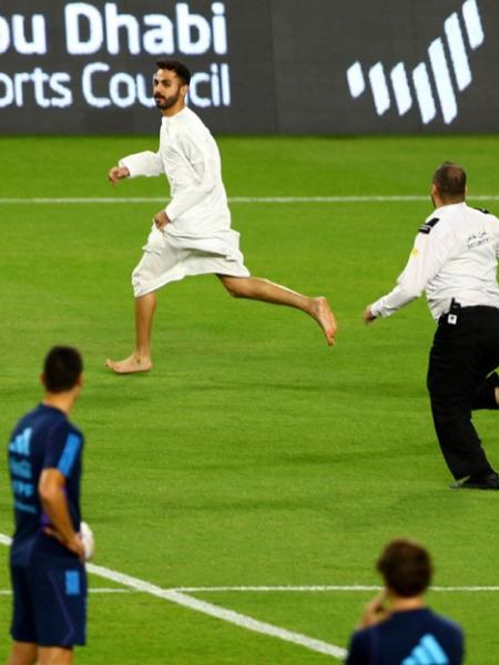 Homem invade campo durante primeiro treino da Argentina para a Copa do Mundo - Amr Alfiky/Reuters