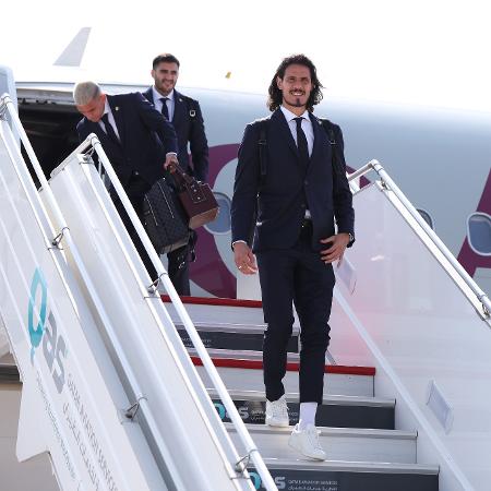 Edinson Cavani desce do avião após chegada da seleção do Uruguai ao Qatar - Maddie Meyer - FIFA/FIFA via Getty Images