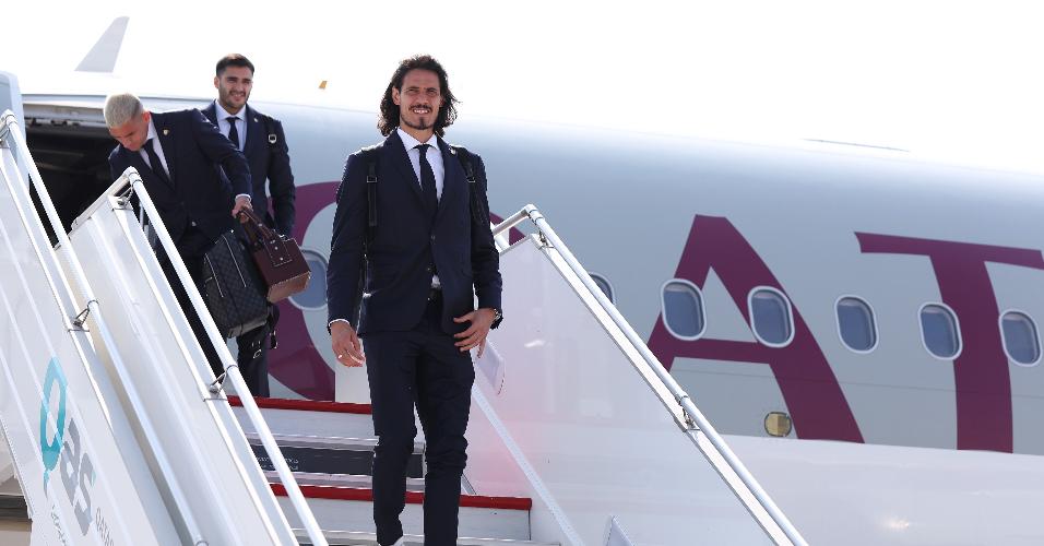 Edinson Cavani desce do avião após chegada da seleção do Uruguai ao Qatar