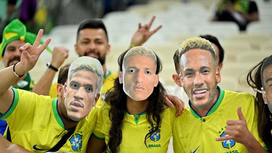Torcedores brasileiros usam máscaras de Neymar, Richarlison e Pedro - Lionel Hahn/Getty Images