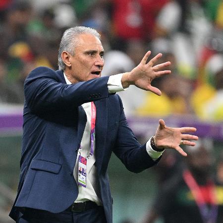 Tite gesticula na partida entre Camarões e Brasil pela Copa do Mundo do Qatar - Matthias Hangst/Getty Images