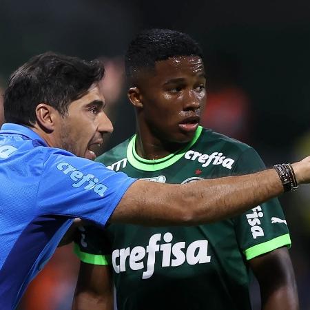 Endrick recebe instruções de Abel Ferreira em jogo do Palmeiras