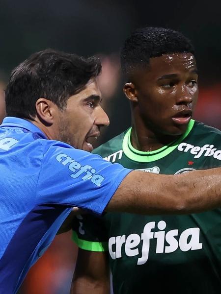 Endrick recebe instruções de Abel Ferreira em jogo do Palmeiras - Cesar Greco/Palmeiras