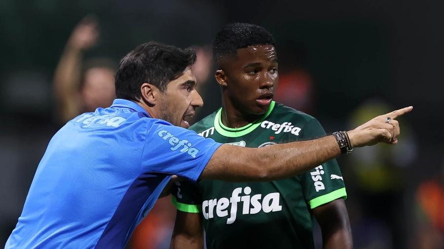 Endrick recebe instruções de Abel Ferreira em jogo do Palmeiras - Cesar Greco/Palmeiras