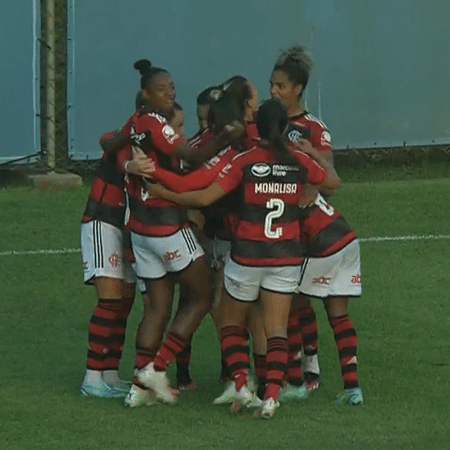 Jogadoras do Flamengo comemoram gol de Thaisa contra o Grêmio, pela 7ª rodada do Brasileirão Feminino - Reprodução/Globoplay