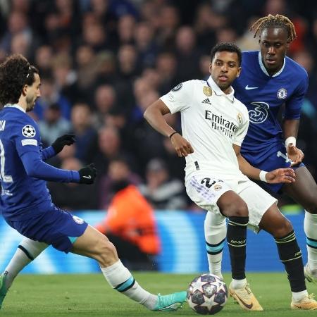 Rodrygo é marcado por Cucurella e Chalobah em Chelsea x Real Madrid na Champions League - James Williamson - AMA/Getty Images