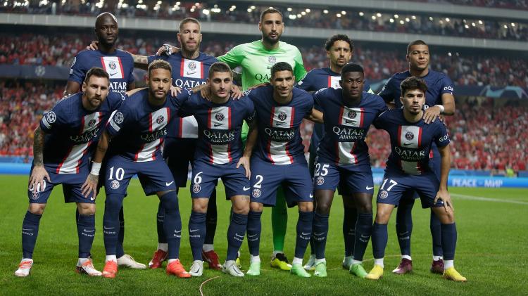 Equipe do PSG antes de jogo contra o Benfica pela Champions League