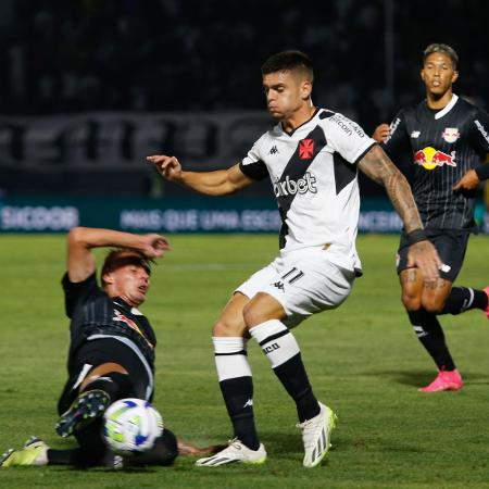 Gabriel Pec, do Vasco, em ação no jogo contra o Red Bull Bragantino, pelo Brasileirão