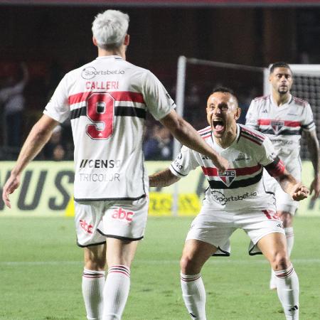 Rafinha e Calleri, do São Paulo, celebram gol sobre o Corinthians em duelo do Campeonato Brasileiro