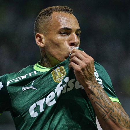 Breno Lopes celebra um dos seus gols na goleada do Palmeiras sobre o São Paulo