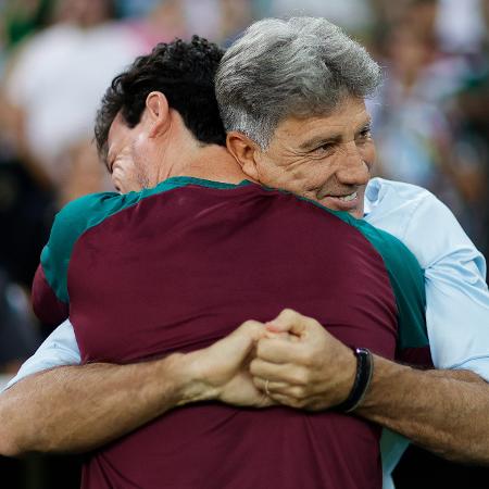 Os técnicos Fernando Diniz, do Fluminense, e Renato Portaluppi, do Grêmio, se abraçam em jogo do Brasileirão