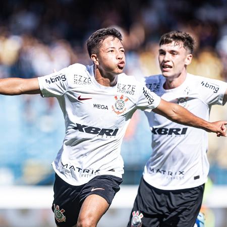Pedrinho, do Corinthians, comemora após marcar contra o Atlético-GO, pela Copinha