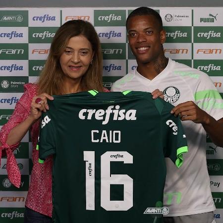 Leila Pereira e Caio Paulista durante apresentação do jogador como novo reforço do Palmeiras