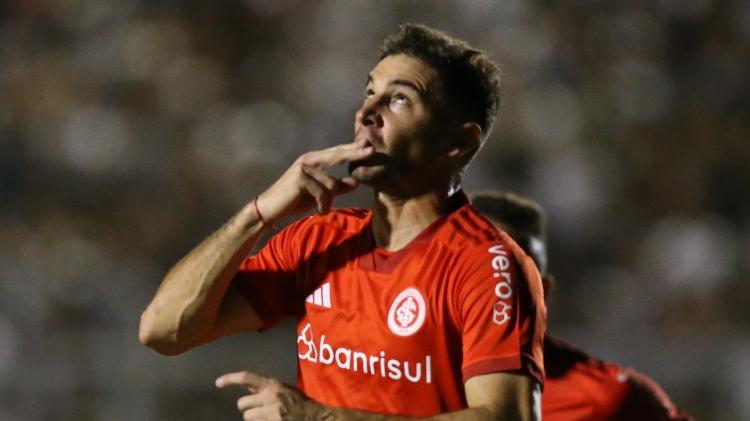 Alario, do Inter, celebra gol marcado sobre o ASA em jogo da Copa do Brasil