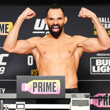 O brasileiro Michel Pereira na pesagem do UFC 299