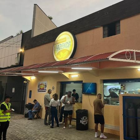 Restaurante que vende lanches de linguiça em frente ao estádio do Bragantino