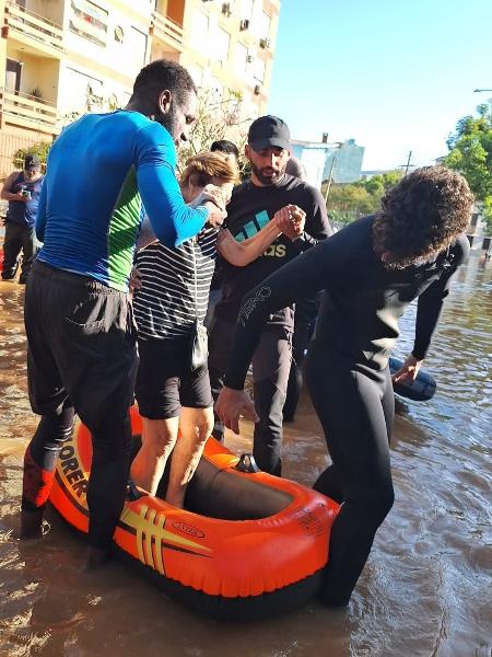Thiago Maia, volante do Inter, ajuda no resgate de vítimas das enchentes - Divulgação