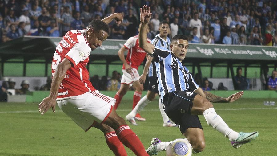 Fernando, do Inter, e Cristaldo, do Grêmio, em ação no jogo do Brasileirão