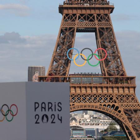 Torre Eiffel, em Paris, com símbolo das Olimpíadas