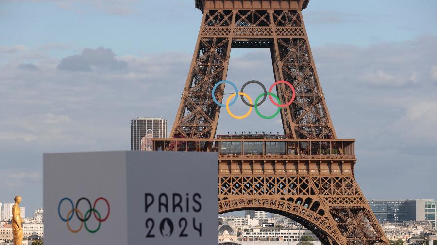 Torre Eiffel, em Paris, com símbolo das Olimpíadas